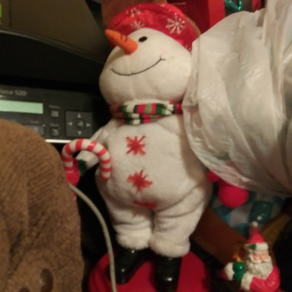 snowman sings Christmas Song and dances